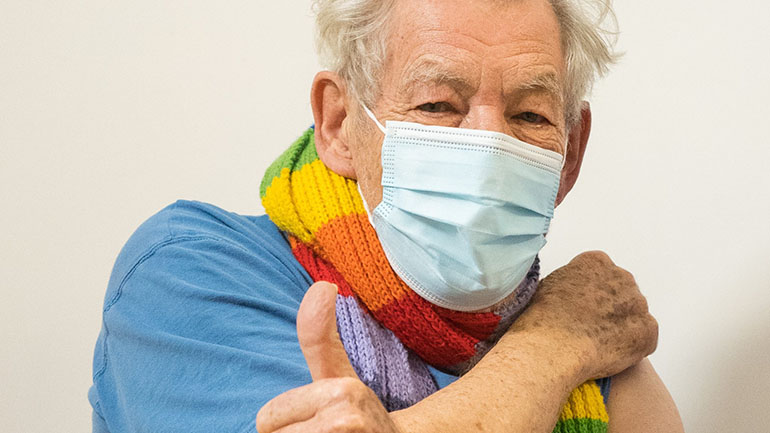 Ο μάγος «Γκάνταλφ» έκανε το εμβόλιο για τον κορωνοϊό